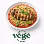 aubergine hasselback à la mozzarella, boulgour, sauce tomate
