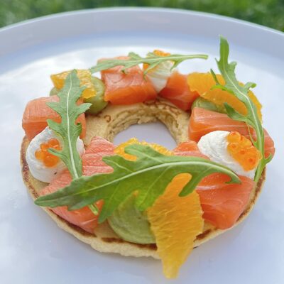 Blinis au saumon, guacamole, chantilly au timut.