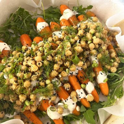 Carottes et pois chiches à l'indienne, sauce tahini.