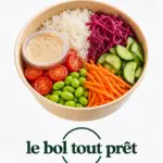 Le bol Tout prêt: riz à sushi, pickles de chou rouge, concombres, carottes, edamame, tomates cerises, sauce sésame
