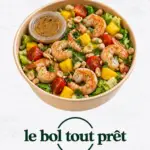 Le bol Tout prêt: salade romaine, scampis, mangue, tomates cerises, cacahuètes